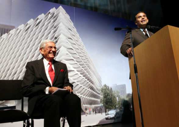 Eli with Los Angeles Mayor Antonio Villaraigosa at a press conference for The Broad, 2011. Photography by Rene Macura